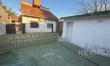 Venta Casa 4 ambientes Villa Adelina con gran fondo parrilla y quincho