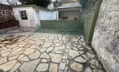Venta Casa 4 ambientes Villa Adelina con gran fondo parrilla y quincho