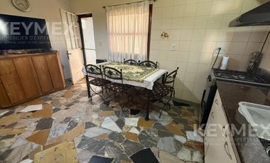 Venta Casa 4 ambientes Villa Adelina con gran fondo parrilla y quincho