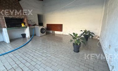 Venta Casa 4 ambientes Villa Adelina con gran fondo parrilla y quincho