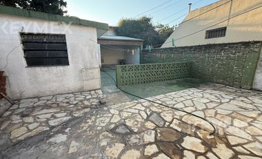 Venta Casa 4 ambientes Villa Adelina con gran fondo parrilla y quincho