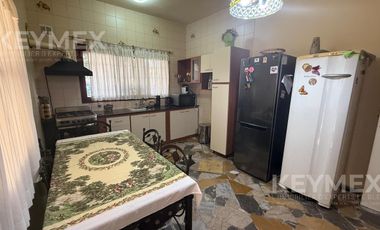 Venta Casa 4 ambientes Villa Adelina con gran fondo parrilla y quincho