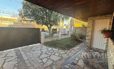 Venta Casa 4 ambientes Villa Adelina con gran fondo parrilla y quincho