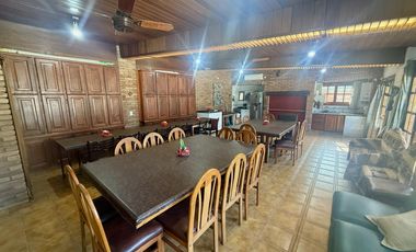 VENTA - CASA DE 5 DORMITORIOS CON QUINCHO, DEPARTAMENTO Y PILETA EN EL CENTRO DE FUNES