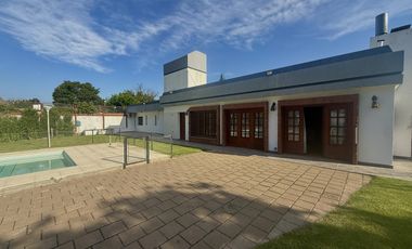 VENTA - CASA DE 5 DORMITORIOS CON QUINCHO, DEPARTAMENTO Y PILETA EN EL CENTRO DE FUNES
