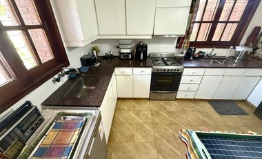 VENTA - CASA DE 5 DORMITORIOS CON QUINCHO, DEPARTAMENTO Y PILETA EN EL CENTRO DE FUNES