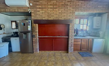 VENTA - CASA DE 5 DORMITORIOS CON QUINCHO, DEPARTAMENTO Y PILETA EN EL CENTRO DE FUNES