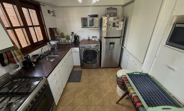 VENTA - CASA DE 5 DORMITORIOS CON QUINCHO, DEPARTAMENTO Y PILETA EN EL CENTRO DE FUNES