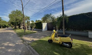 VENTA - CASA DE 5 DORMITORIOS CON QUINCHO, DEPARTAMENTO Y PILETA EN EL CENTRO DE FUNES