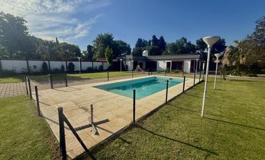 VENTA - CASA DE 5 DORMITORIOS CON QUINCHO, DEPARTAMENTO Y PILETA EN EL CENTRO DE FUNES