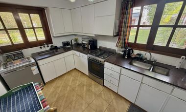 VENTA - CASA DE 5 DORMITORIOS CON QUINCHO, DEPARTAMENTO Y PILETA EN EL CENTRO DE FUNES