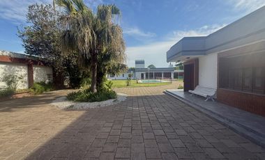 VENTA - CASA DE 5 DORMITORIOS CON QUINCHO, DEPARTAMENTO Y PILETA EN EL CENTRO DE FUNES