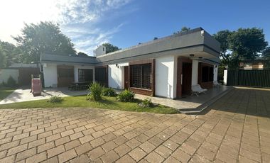 VENTA - CASA DE 5 DORMITORIOS CON QUINCHO, DEPARTAMENTO Y PILETA EN EL CENTRO DE FUNES