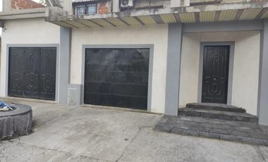 Casa en venta - 4 Dormitorios 4 Baños - Cocheras - 344Mts2 - Burzaco