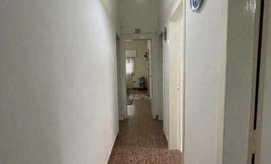 Casa en venta - 2 Dormitorios 1 Baño 1 Cochera - 259mts2 - Bernal