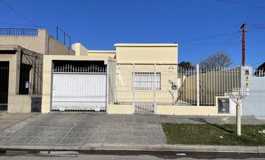 Casa en venta - 2 Dormitorios 1 Baño 1 Cochera - 259mts2 - Bernal