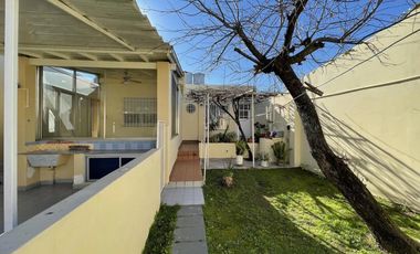 Casa en venta - 2 Dormitorios 1 Baño 1 Cochera - 259mts2 - Bernal