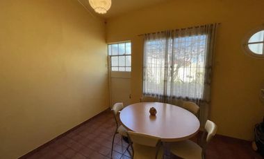 Casa en venta - 2 Dormitorios 1 Baño 1 Cochera - 259mts2 - Bernal