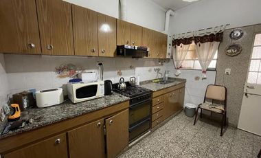 Casa en venta - 2 Dormitorios 1 Baño 1 Cochera - 259mts2 - Bernal