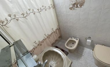 Casa en venta - 2 Dormitorios 1 Baño 1 Cochera - 259mts2 - Bernal