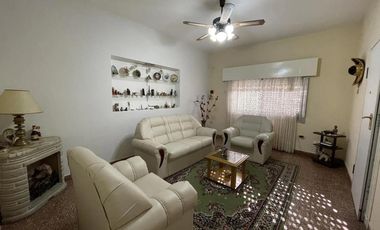 Casa en venta - 2 Dormitorios 1 Baño 1 Cochera - 259mts2 - Bernal