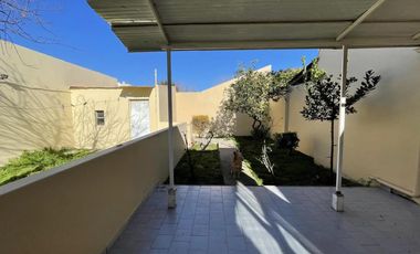 Casa en venta - 2 Dormitorios 1 Baño 1 Cochera - 259mts2 - Bernal