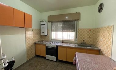 Casa en venta - 2 Dormitorios 1 Baño 1 Cochera - 259mts2 - Bernal