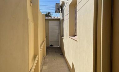 Casa en venta - 2 Dormitorios 1 Baño 1 Cochera - 259mts2 - Bernal