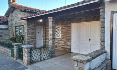 Casa en venta - 3 Dormitorios 2 Baños - Cochera - 173Mts2 - Miramar