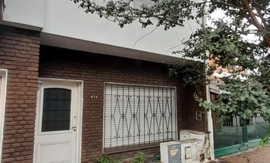 Casa en venta - 3 Dormitorios 3 Baños - 397Mts2 - Temperley