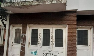 Casa en venta - 3 Dormitorios 3 Baños - 397Mts2 - Temperley