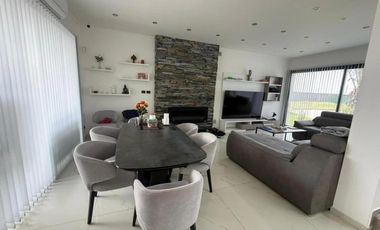 Casa en venta - 5 Dormitorios 1 Baño - Canning