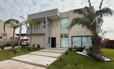 Casa en venta - 5 Dormitorios 1 Baño - Canning