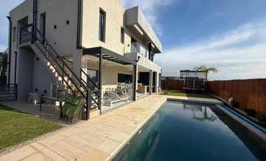 Casa en venta - 5 Dormitorios 1 Baño - Canning