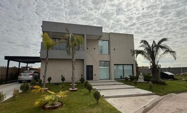 Casa en venta - 5 Dormitorios 1 Baño - Canning