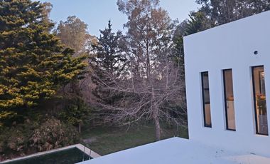 Casa en alquiler - 1 Dormitorio 1 Baño - Cochera - 22.878Mts2 - Villa Elisa, La Plata