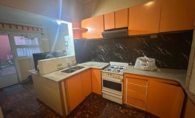 ALQUILER SOLO PROFESIONAL- CHALET 5 AMB - ZONA GUEMES- APTO VARIOS RUBROS-