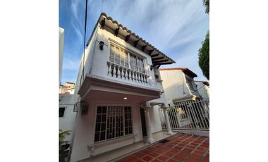 En Venta casa de 2 niveles en Villa Carolina