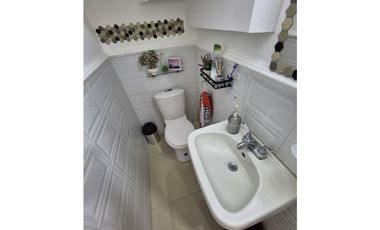 En Venta casa de 2 niveles en Villa Carolina