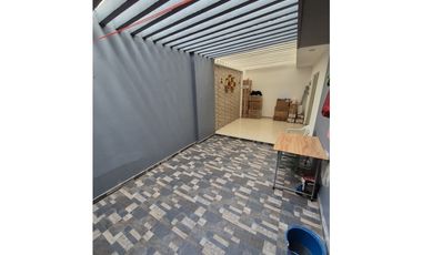 En Venta casa de 2 niveles en Villa Carolina