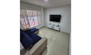 En Venta casa de 2 niveles en Villa Carolina