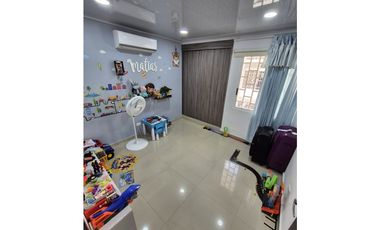 En Venta casa de 2 niveles en Villa Carolina