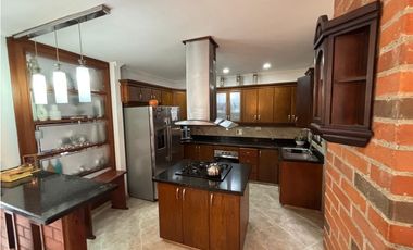 VENTA DE CASA EN EXCLUSIVA UNIDAD CERRADA SABANETA