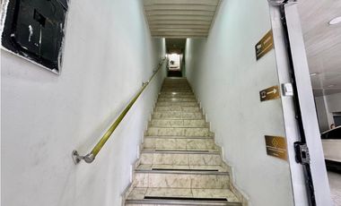 Edificio de 5 niveles para la venta en Laureles