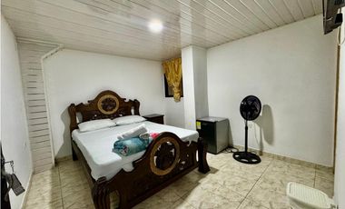 Edificio de 5 niveles para la venta en Laureles