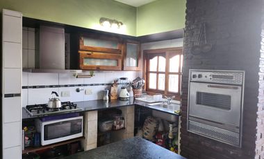 Casa y locales a la venta en Sarandi