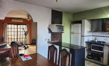 Casa y locales a la venta en Sarandi