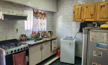 Casa y locales a la venta en Sarandi