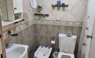 Casa y locales a la venta en Sarandi