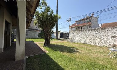 Venta PH 4 ambientes con jardín y cochera en Sarandi